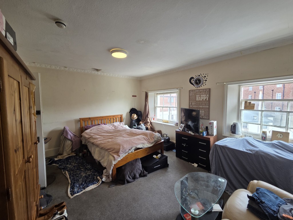 Lot: 166 - LAWFUL ESTABLISHED 8-BEDROOM HMO PRODUCING JUST UNDER £70,000 PER ANNUM - Second floor bedroom